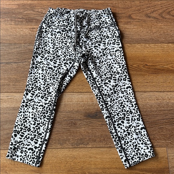 Nike Dri-Fit Black and White Leopard Print Capri Pant/ Leggings‎ Women’s Size XS - Picture 1 of 6